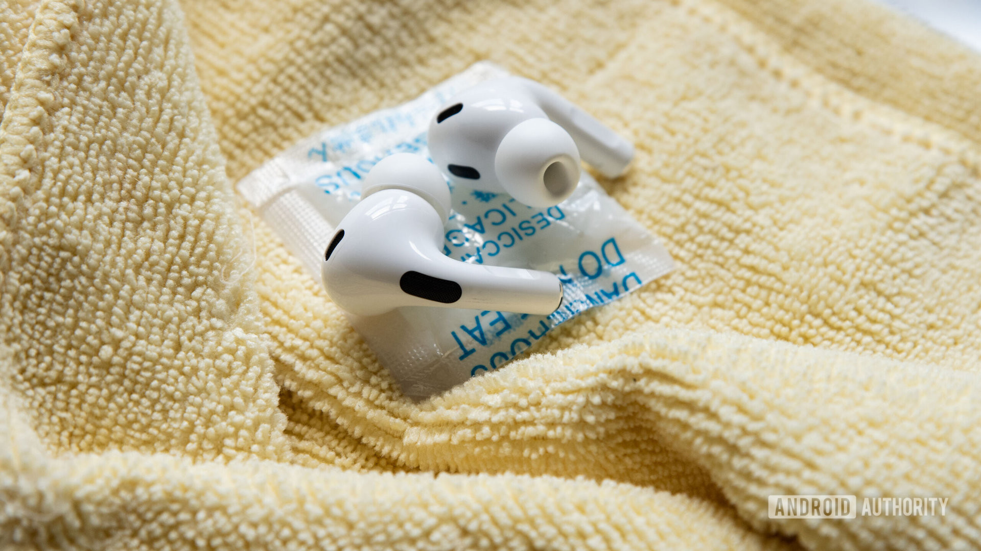AirPods Pro 2nd generation water removal silica gel towel