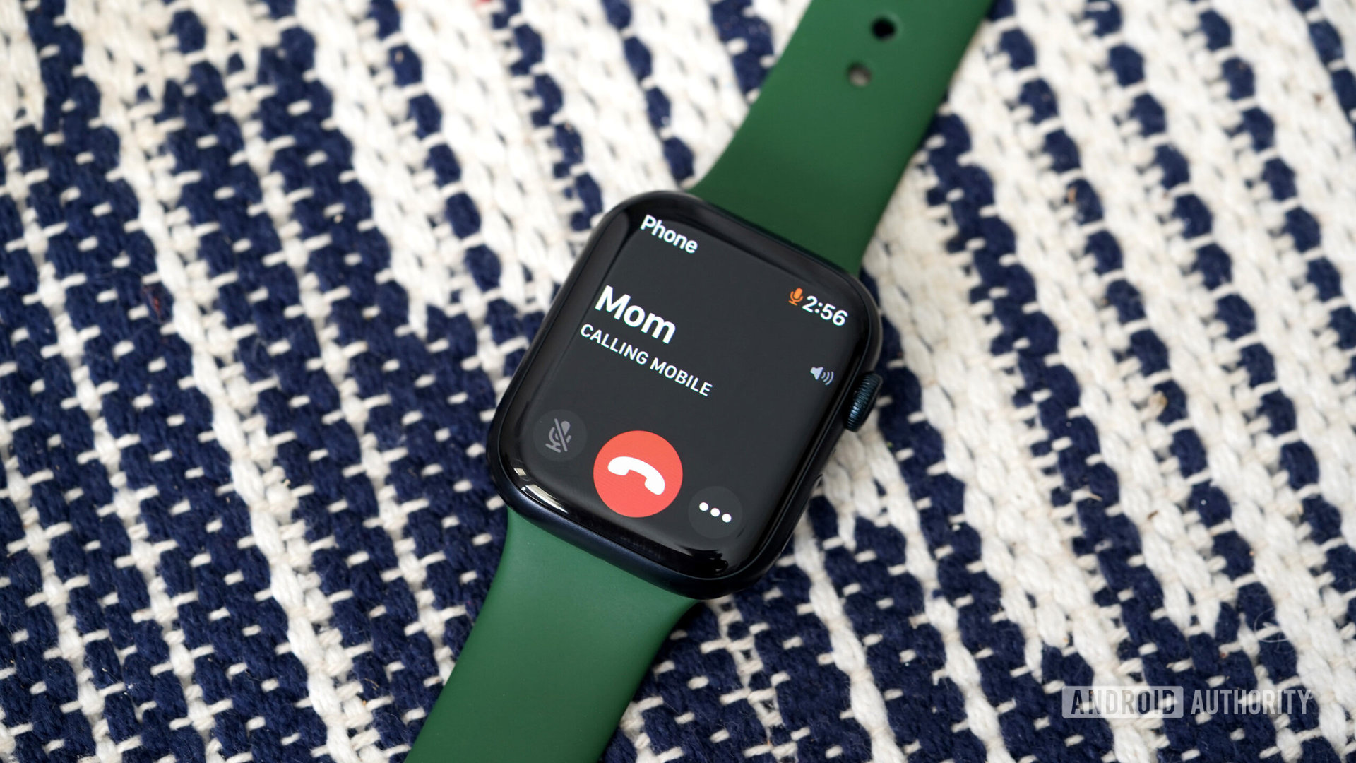 An Apple Watch Series 8 places an outgoing call.