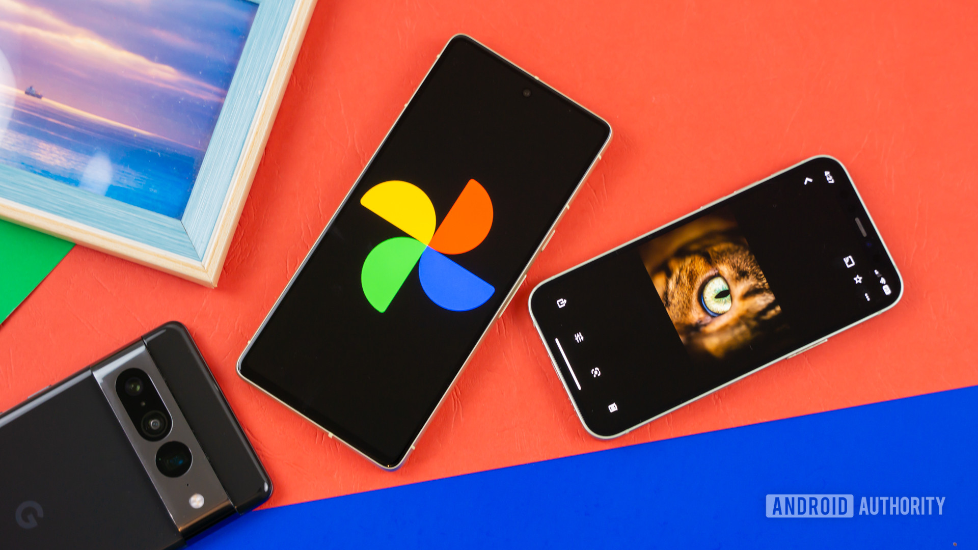 Google Photos logo on smartphone next to other devices and picture frame Stock photo 3