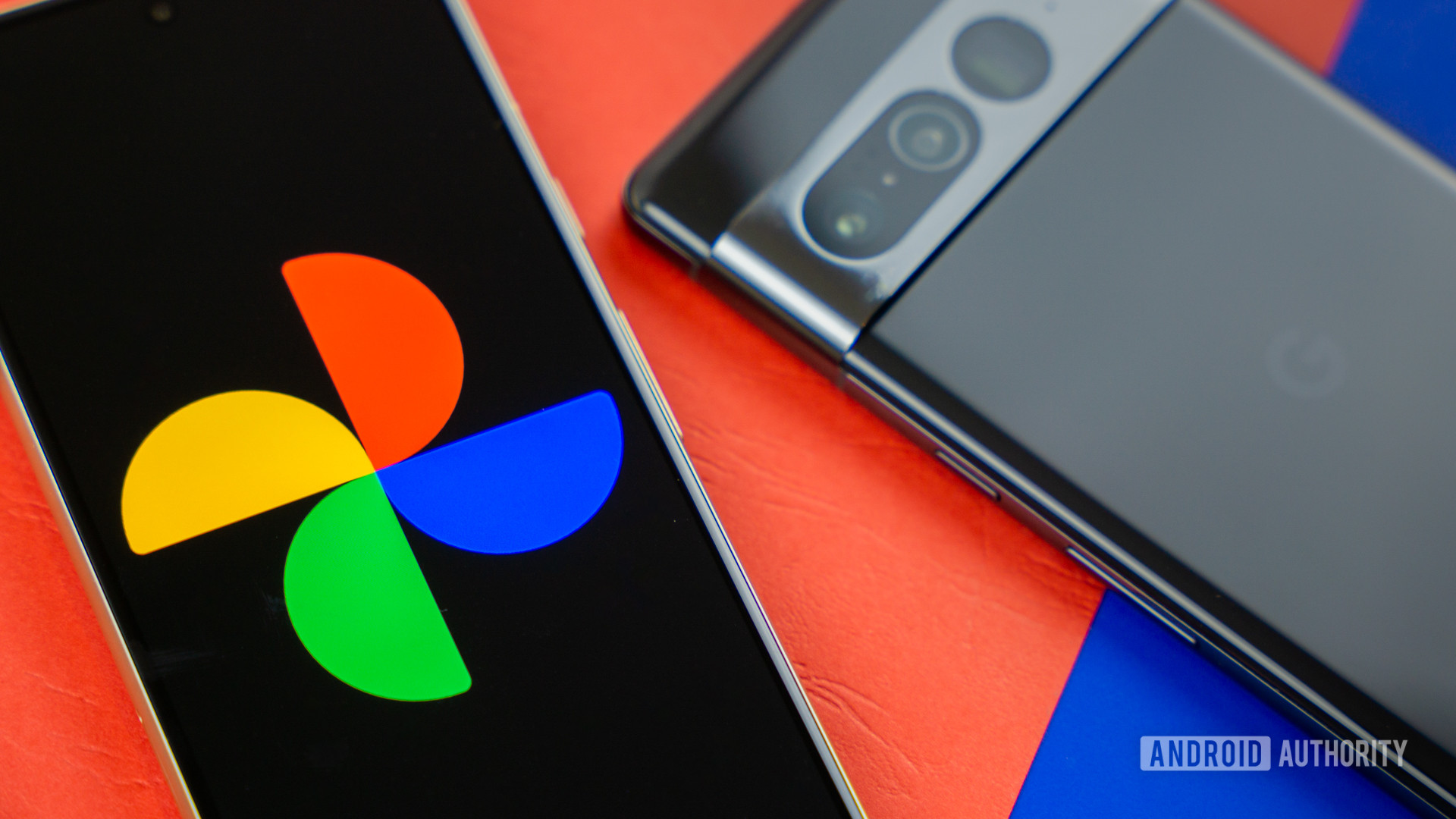 Google Photos logo on smartphone next to other devices and picture frame Stock photo 4