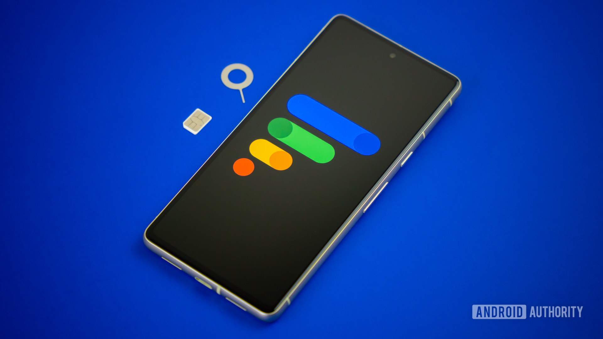 Logo Google Fi Wireless pada smartphone dengan kartu SIM dan SIM ejector di sebelahnya Stok Foto 5