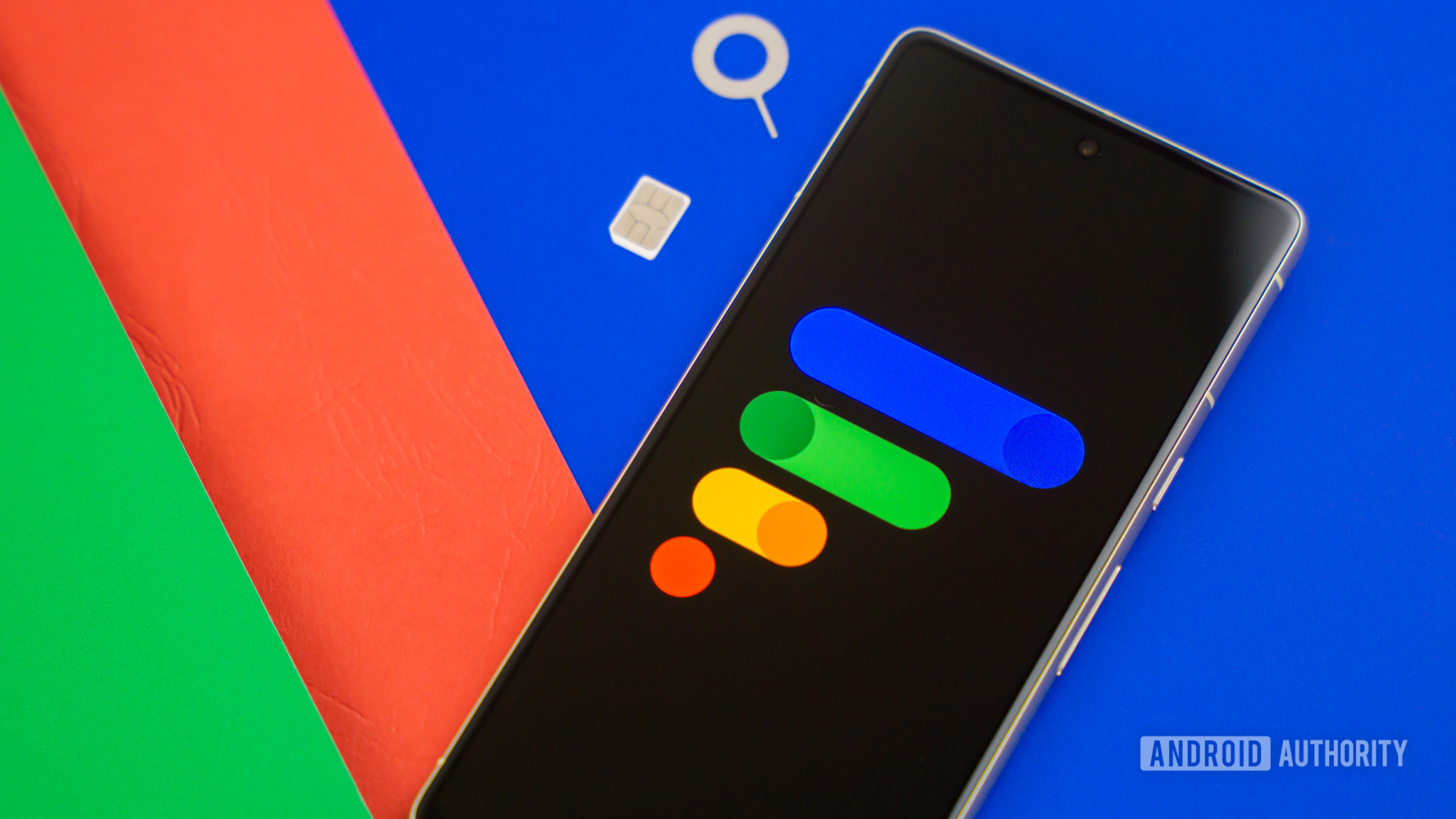 Logo Google Fi Wireless pada smartphone dengan kartu SIM dan SIM ejector di sebelahnya Stok Foto 7