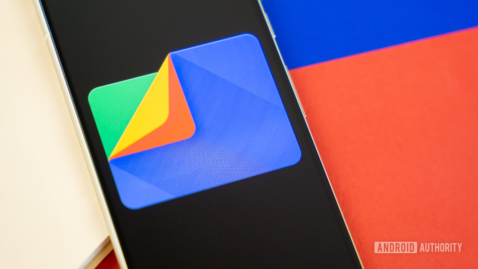Google Files app logo on smartphone with manila folder and colorful background Stock photo 6