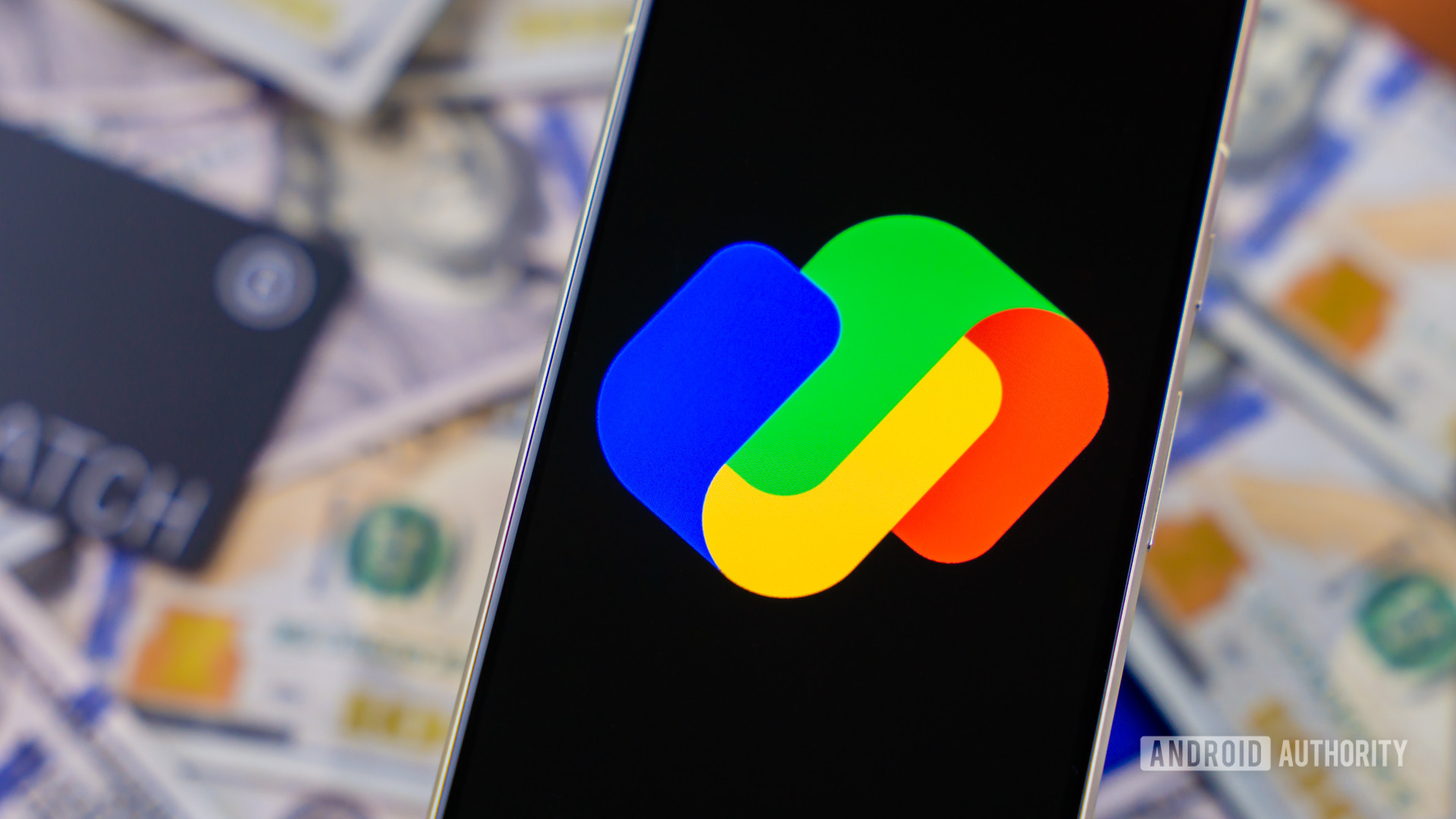 Logotipo de Google Pay en un teléfono inteligente junto a dinero y tarjetas Foto de archivo 1