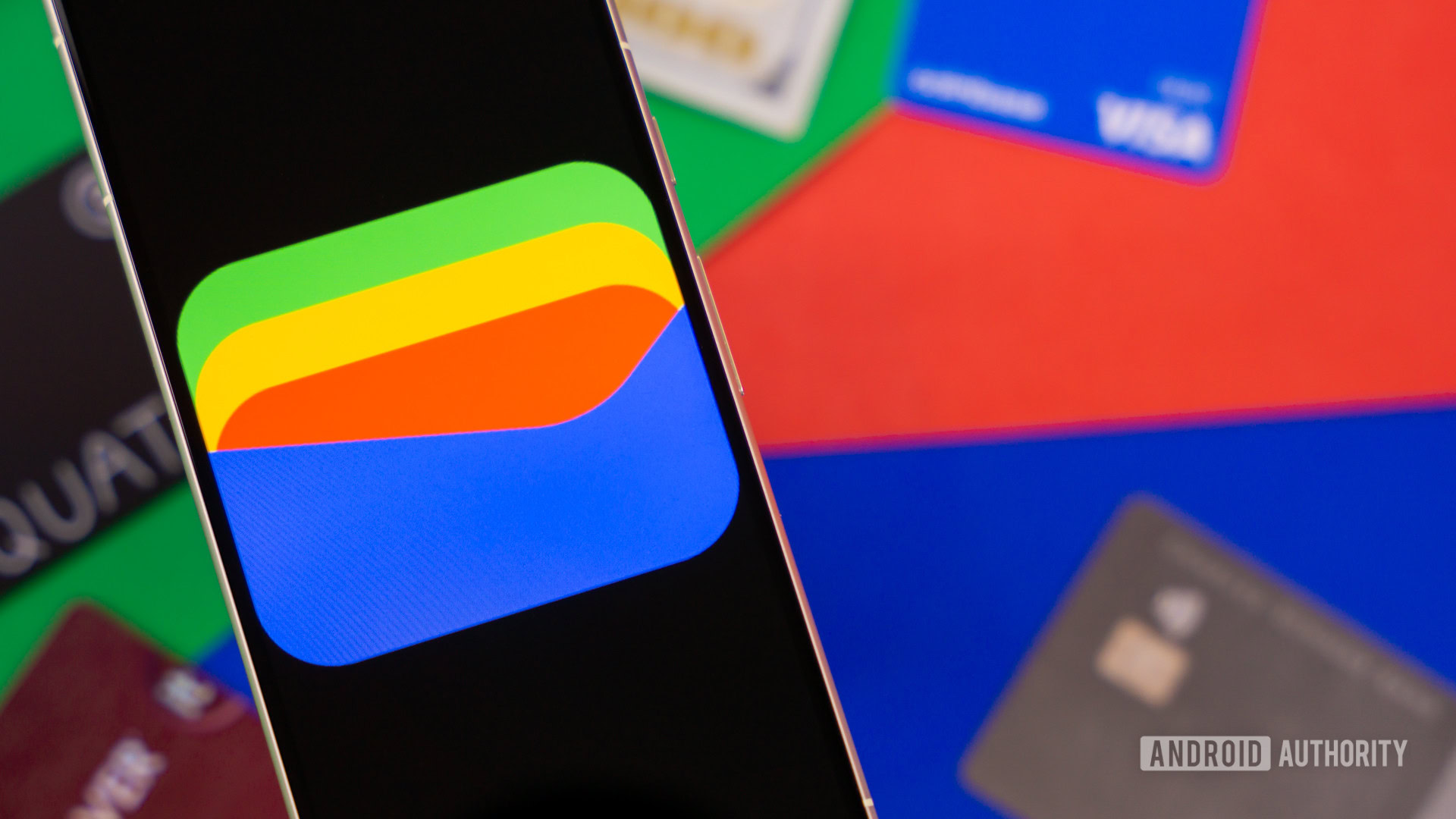 Logotipo de Google Wallet en el teléfono inteligente junto a tarjetas de crédito y efectivo Foto de archivo 3