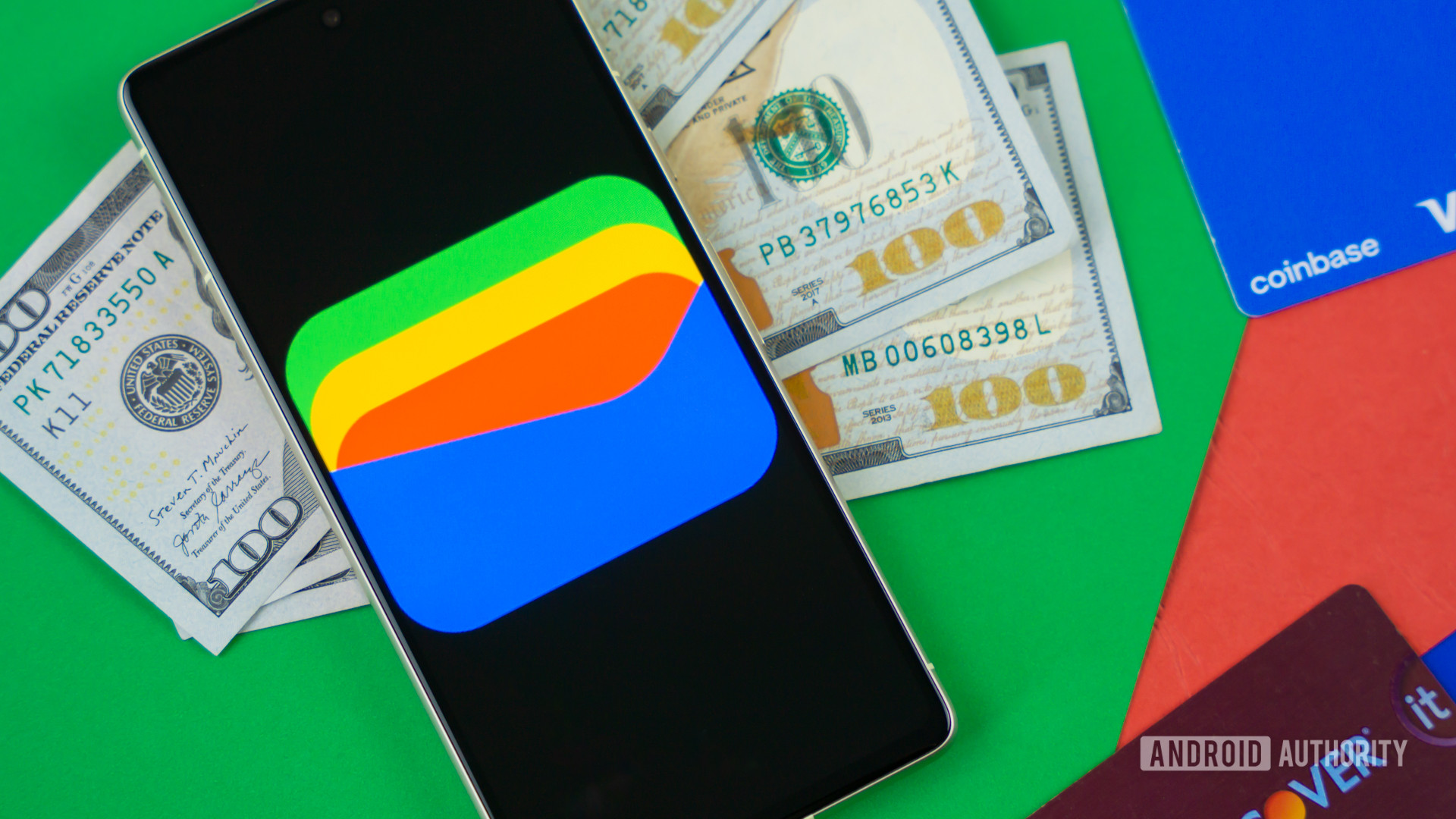 Logotipo de Google Wallet en el teléfono inteligente junto a tarjetas de crédito y efectivo Foto de archivo 6