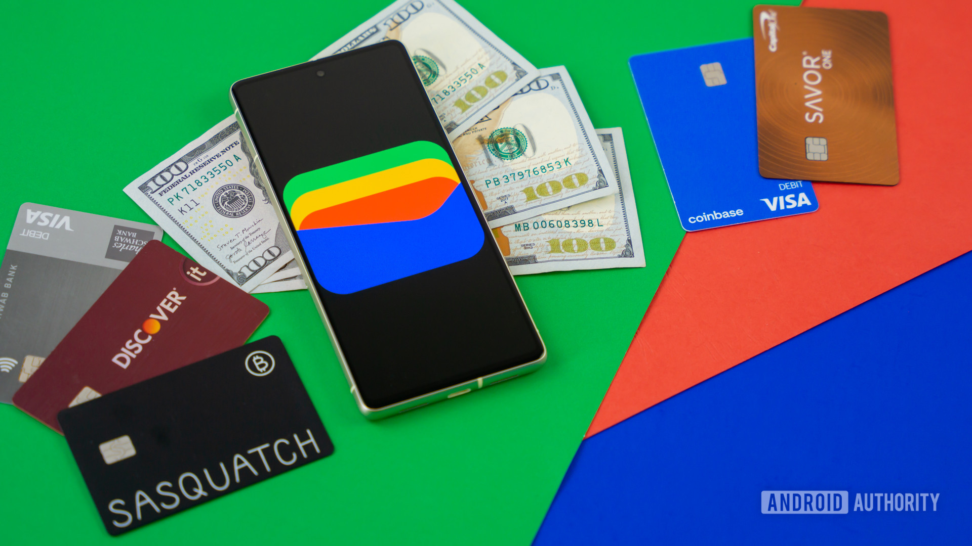 Logotipo de Google Wallet en un teléfono inteligente junto a tarjetas de crédito y efectivo Foto de archivo 7