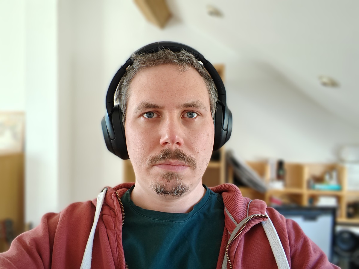 HONOR Magic 5 Pro camera sample selfie indoors wearing headphones
