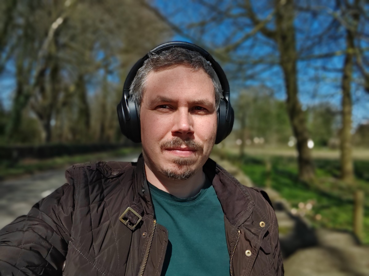 HONOR Magic 5 Pro camera sample selfie outdoors wearing headphones
