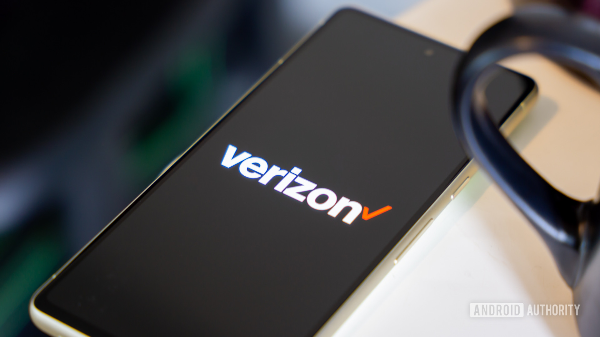 Logo Verizon pada smartphone tergeletak di atas meja Stok Foto 1