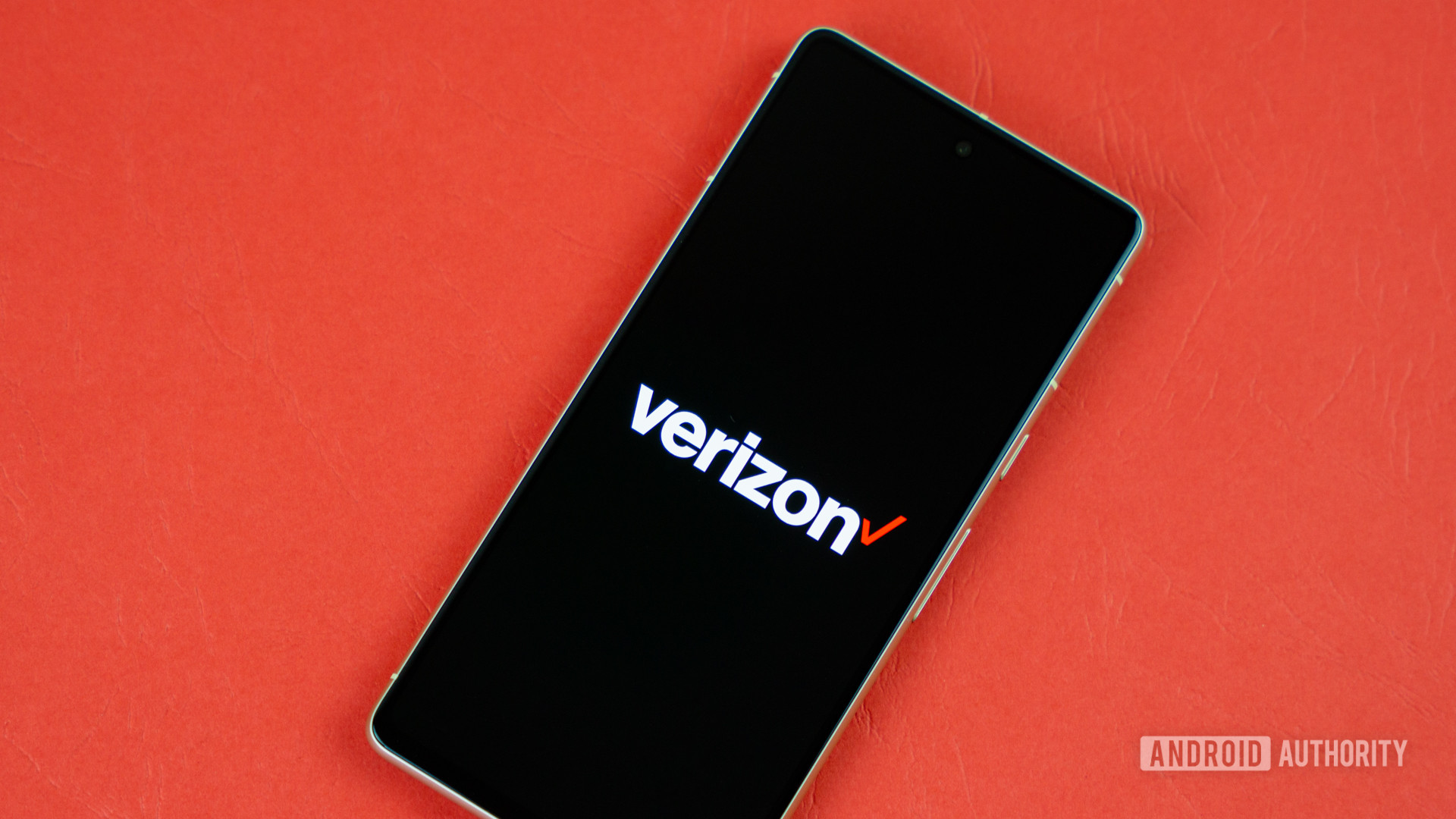 Logo Verizon pada smartphone dengan latar belakang berwarna Foto Stok 1