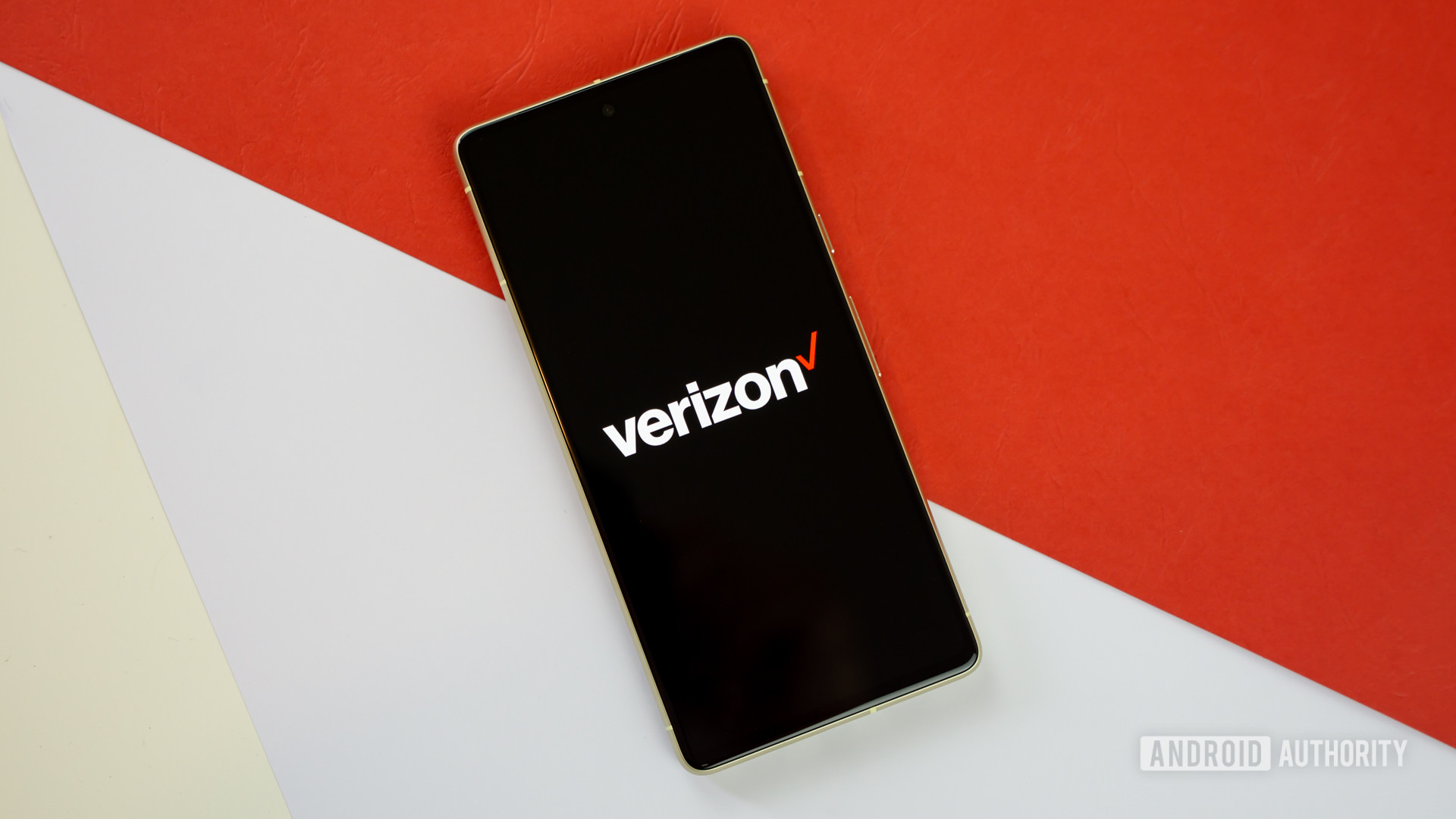 Logo Verizon pada smartphone dengan latar belakang berwarna Stok Foto 11