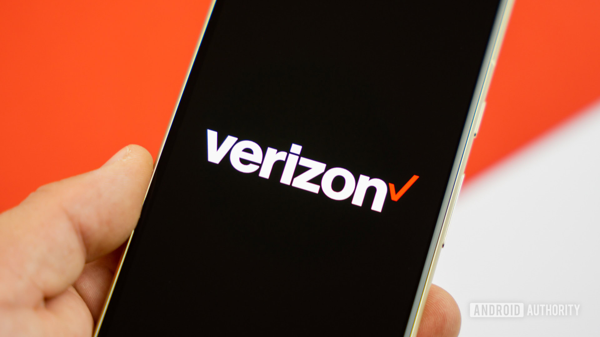 Logotipo de Verizon en un teléfono inteligente con un fondo de color Foto de stock 12