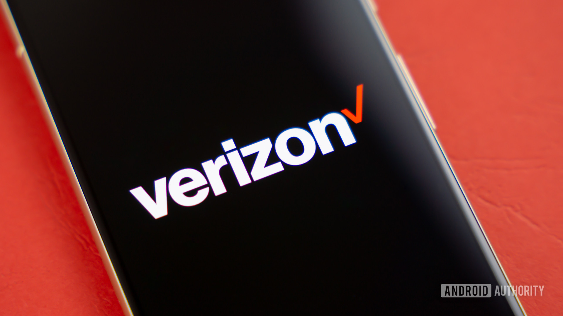 Logotipo de Verizon en un teléfono inteligente con un fondo de color Foto de stock 2