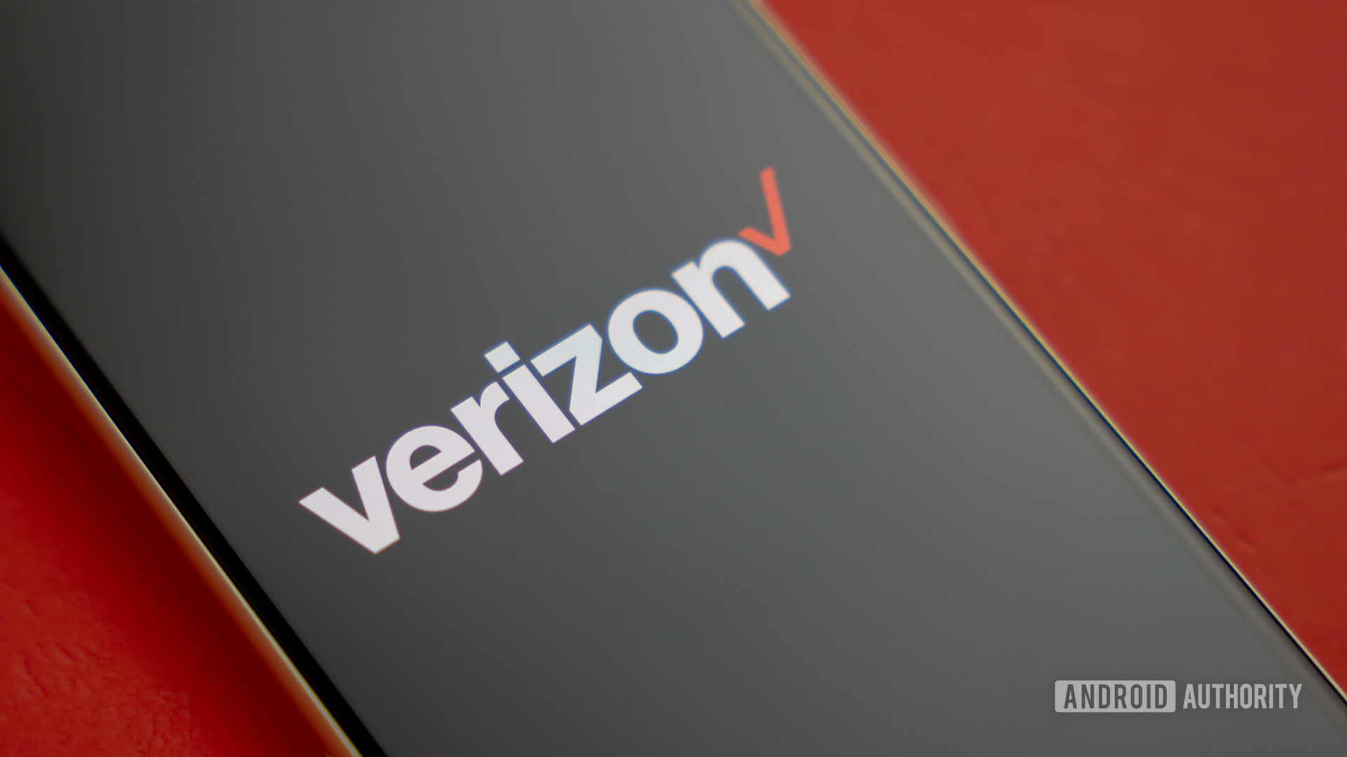 Logo Verizon pada smartphone dengan latar belakang berwarna Stok Foto 3