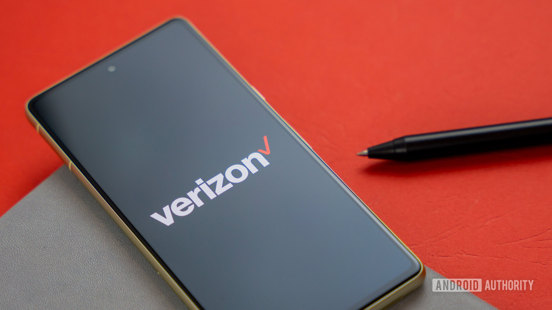 Verizon logo on smartphone with a colored background Stock photo 4