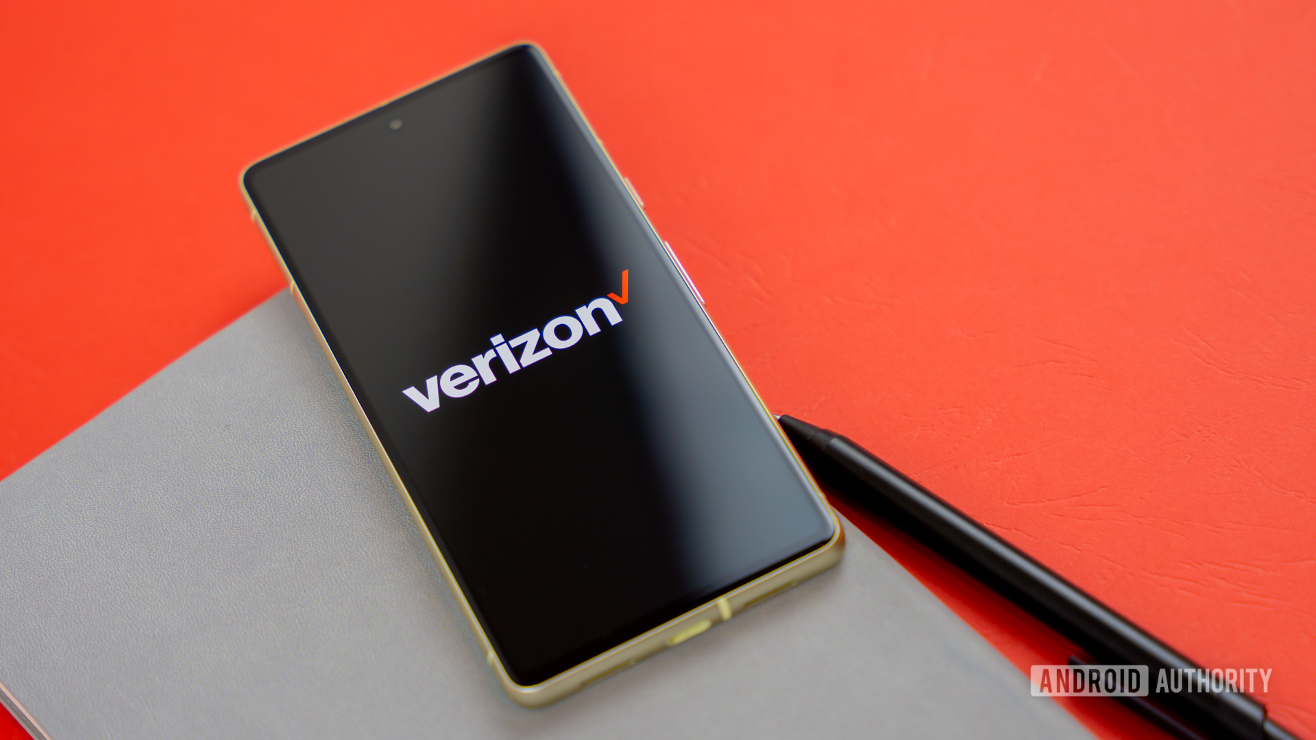 Verizon logo on smartphone with a colored background Stock photo 5