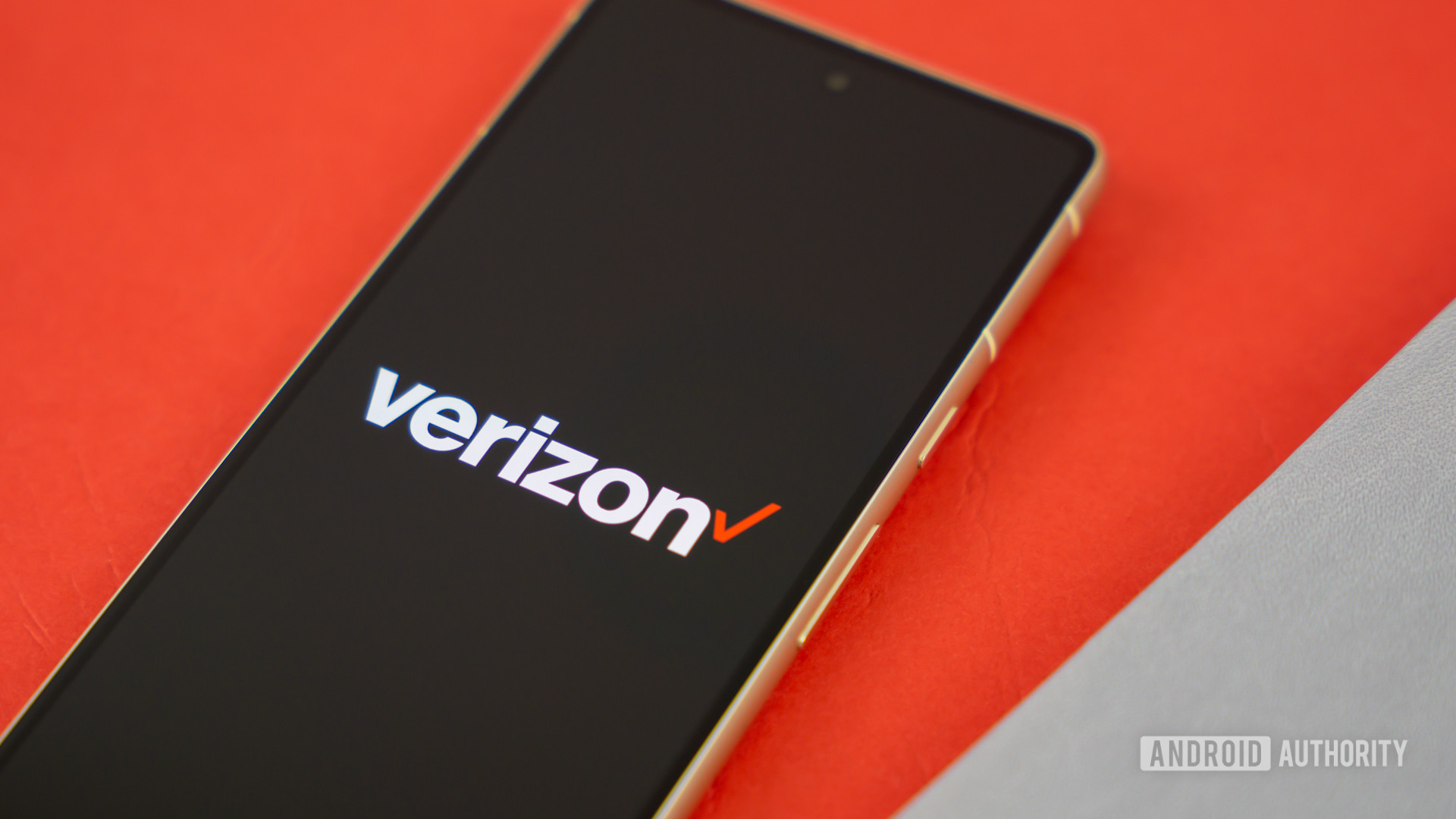 Verizon logo on smartphone with a colored background Stock photo 6