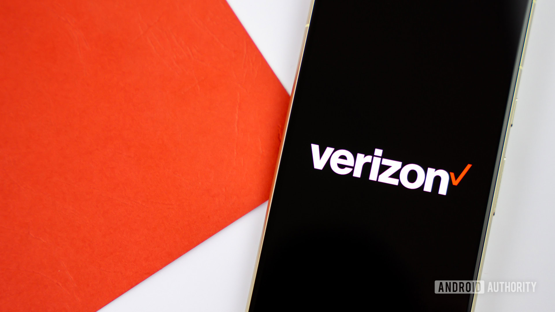 Verizon logo on smartphone with a colored background Stock photo 8