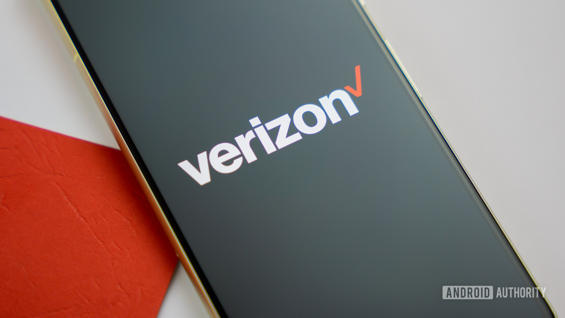 Logo Verizon pada smartphone dengan latar belakang berwarna Stok Foto 9