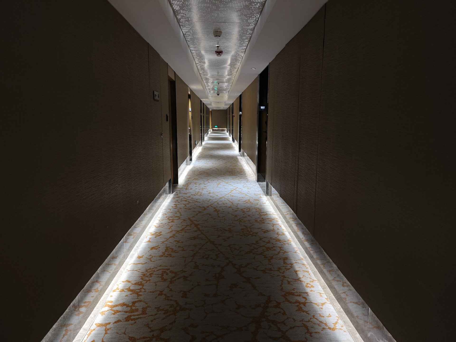 Xiaomi 13 Ultra hotel hallway 1x