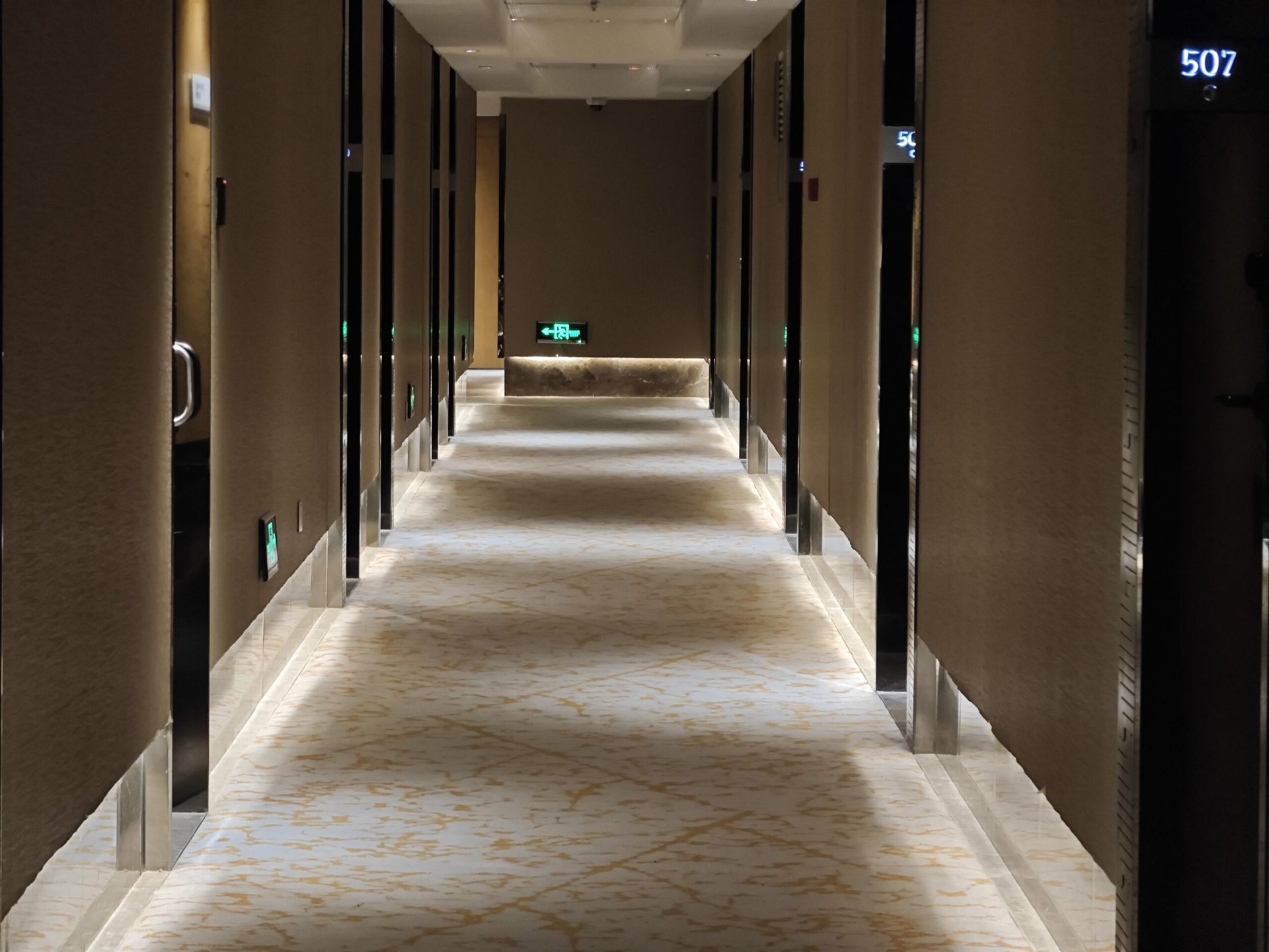 Xiaomi 13 Ultra hotel hallway 5x