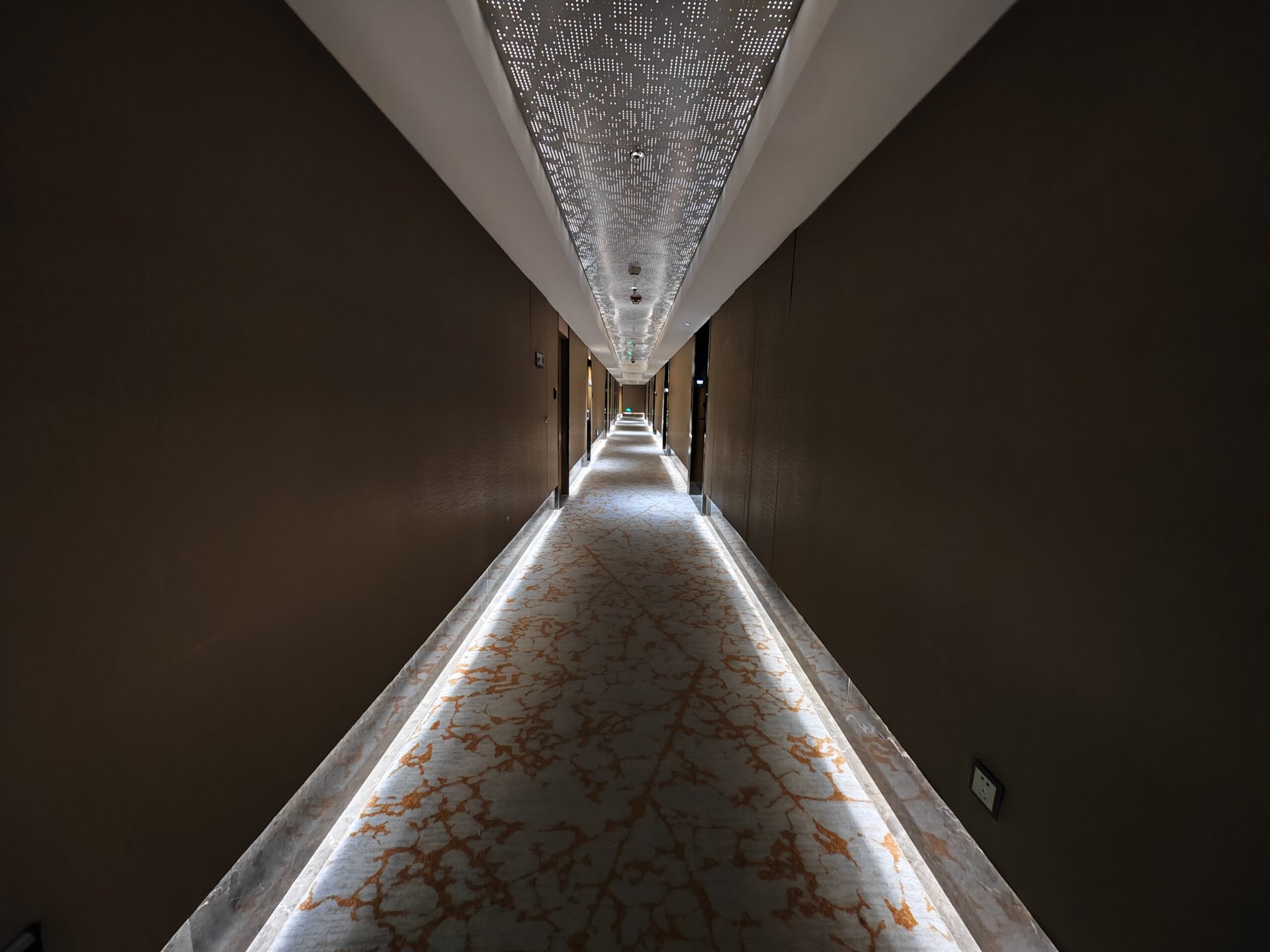 Xiaomi 13 Ultra hotel hallway ultrawide