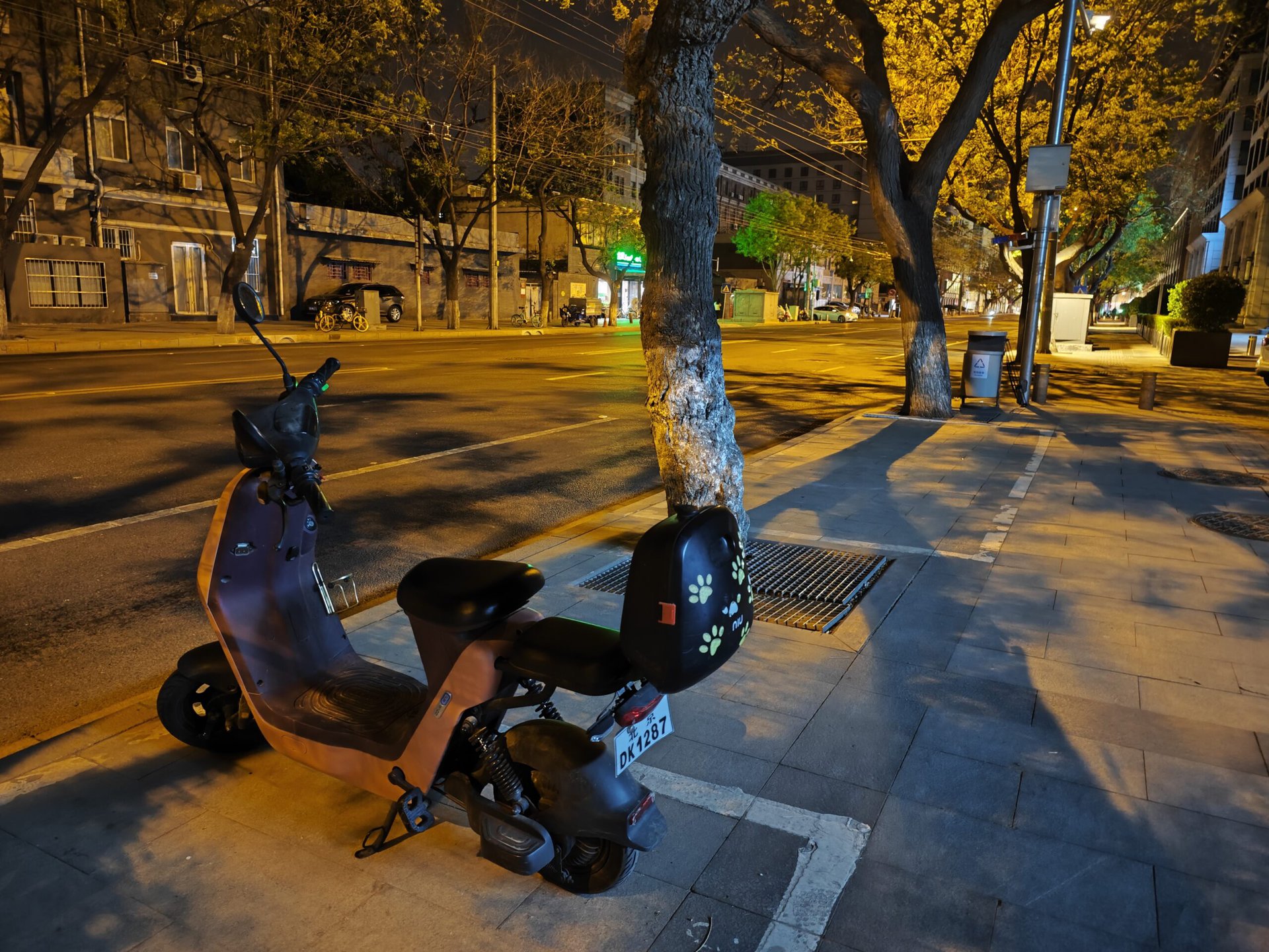 Xiaomi 13 Ultra scooter at night 1x