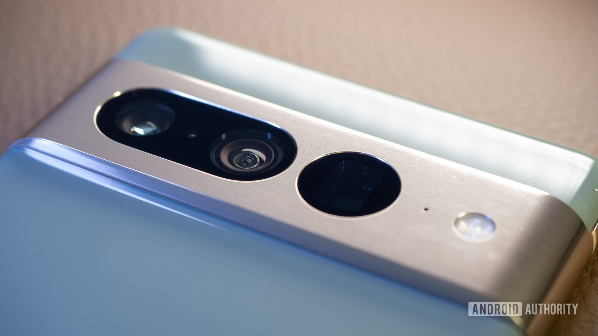 Google Pixel 7 Pro Hazel focuses on the camera bump