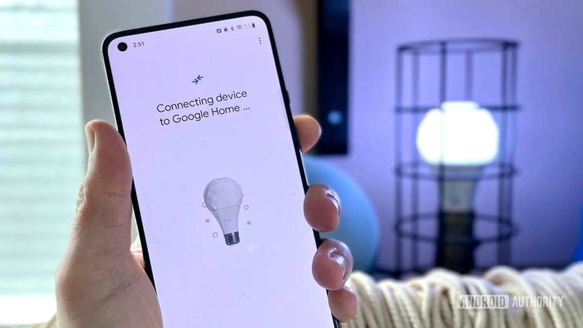 Un teléfono Android conectando un Nanoleaf Matter A19 a Google Home