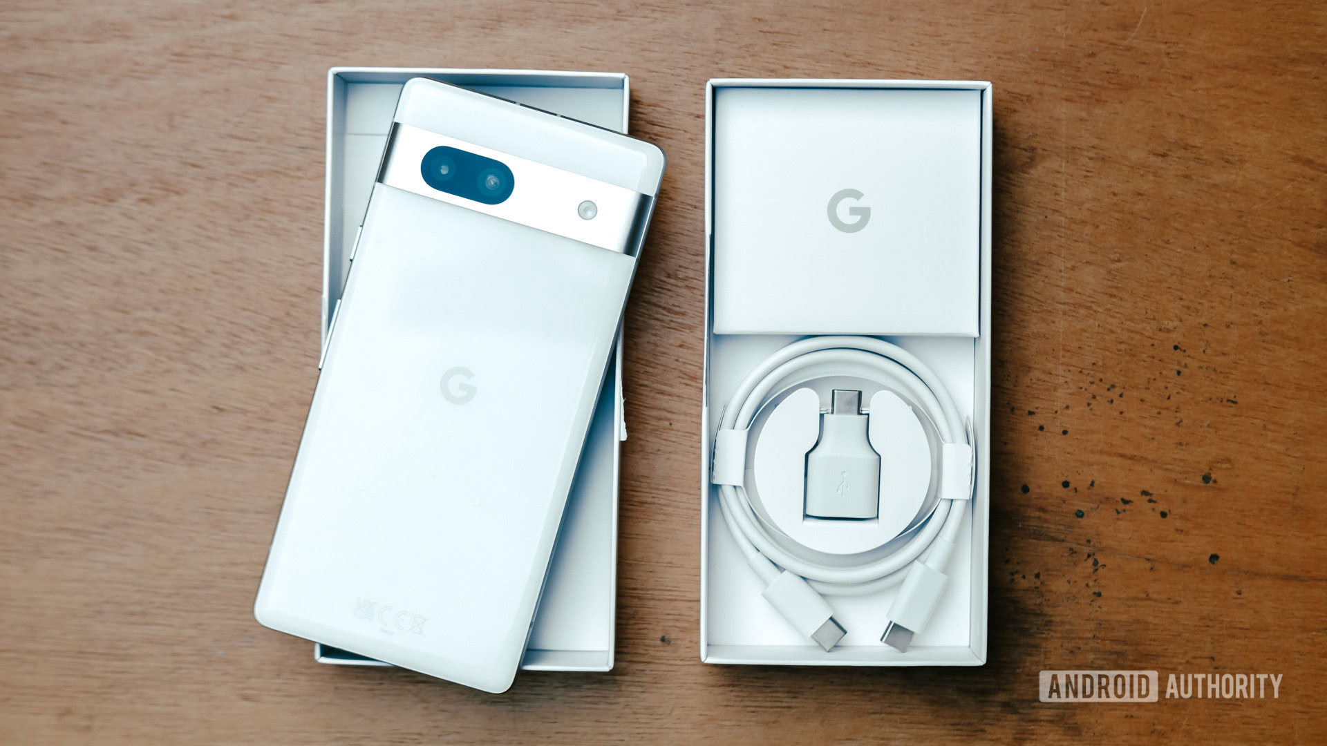 Содержимое коробки Google Pixel 7a открыто