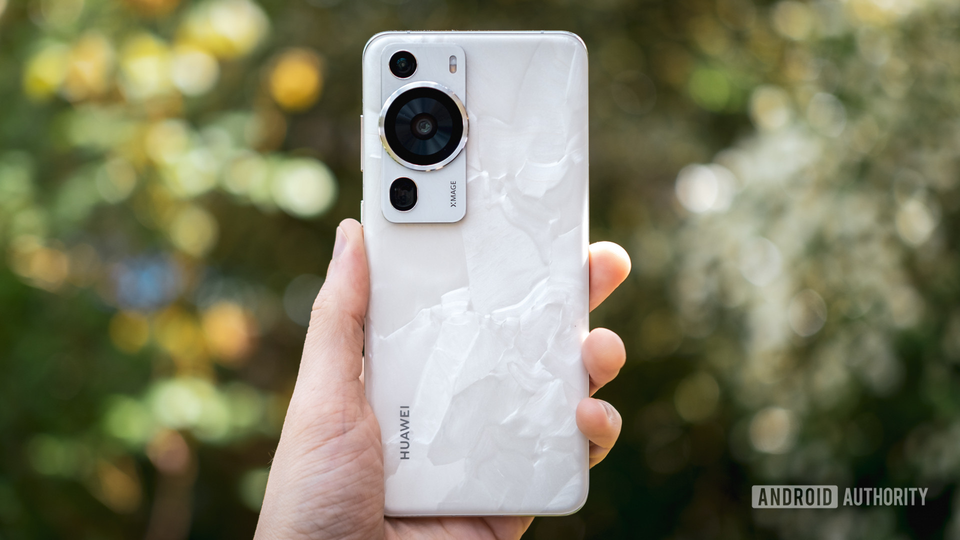 Huawei P60 Pro back in hand
