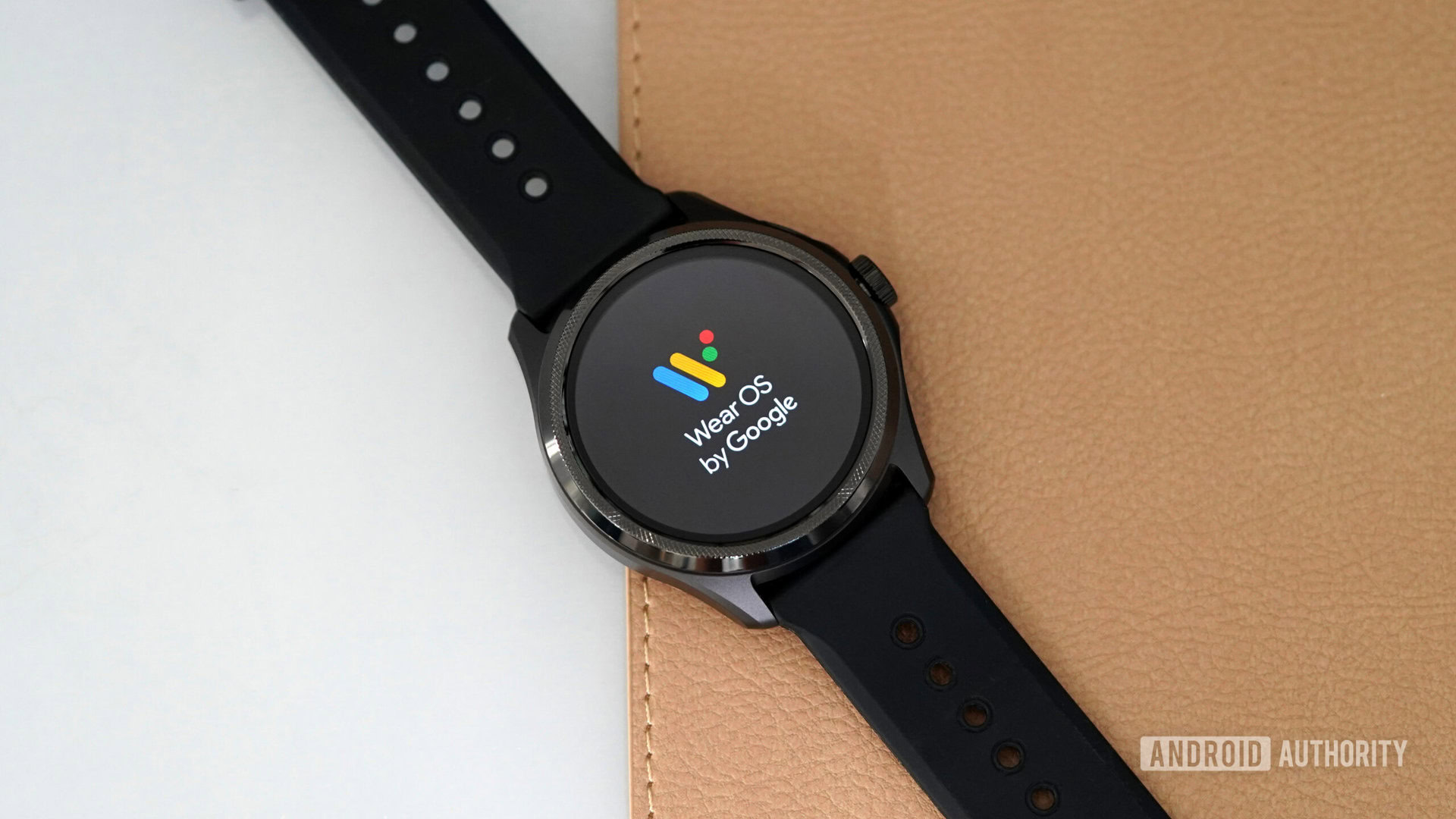 Un TicWatch Pro 5 muestra el logotipo de Wear OS en la pantalla.