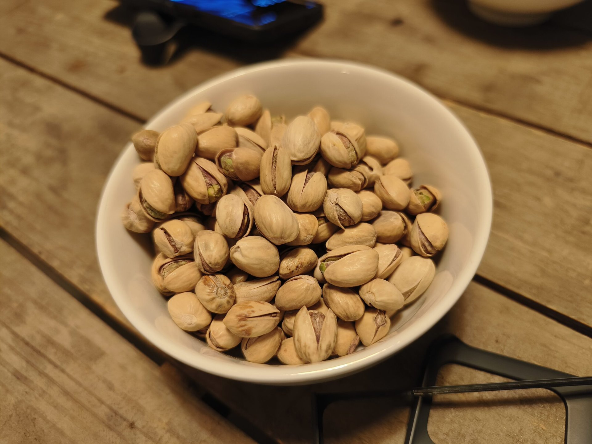 Vivo X90 Pro bowl of nuts