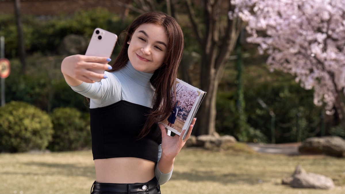 Anna Cathcart as Kitty Song takes a selfie in XO, Kitty - best new streaming shows