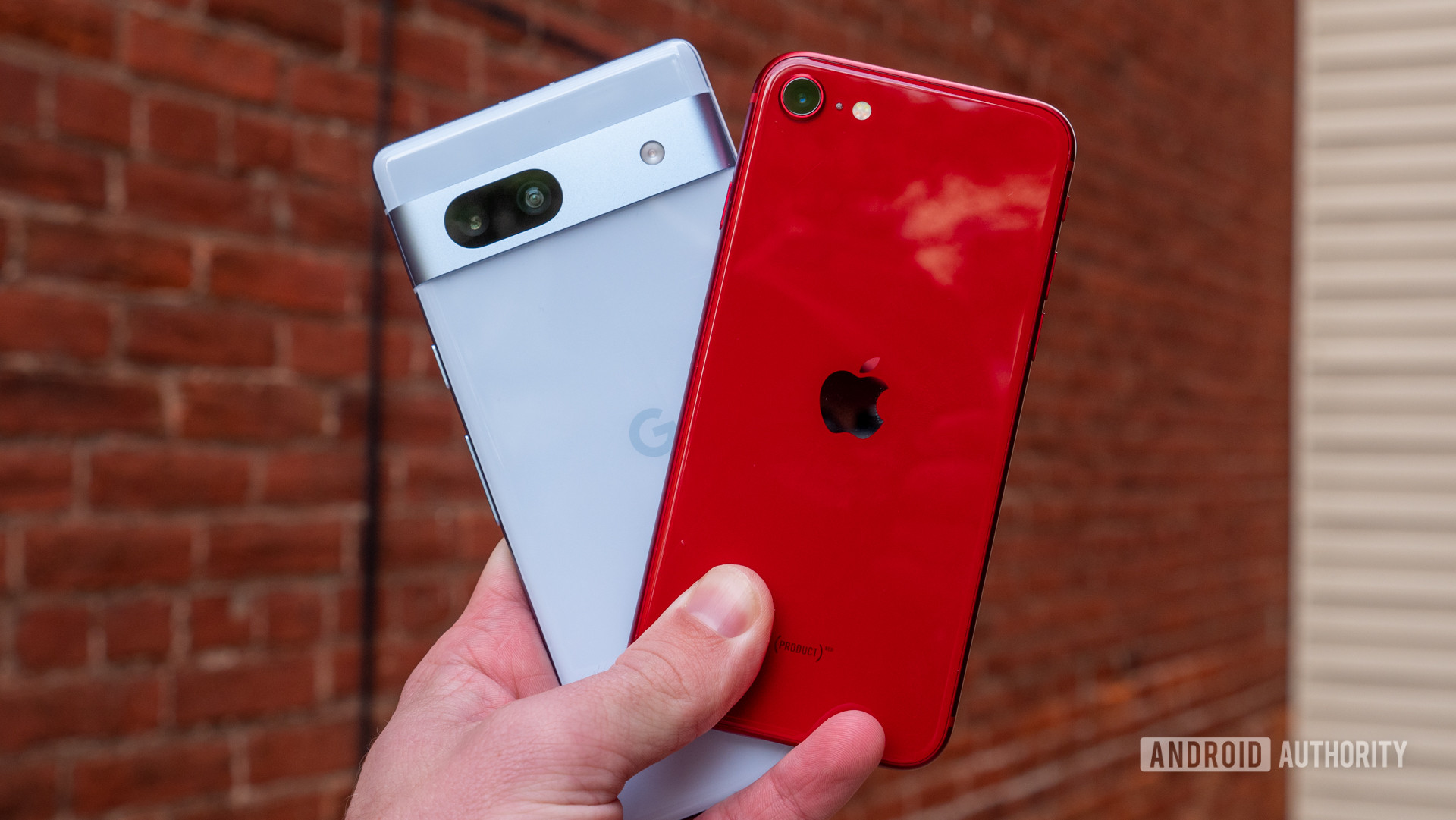 google pixel 7a vs iphone se 2022 back in hand