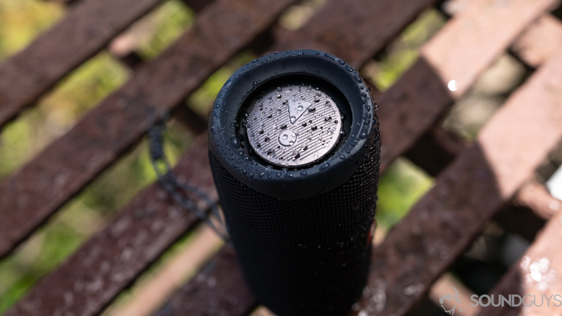 The jbl flip 5 covered in water.