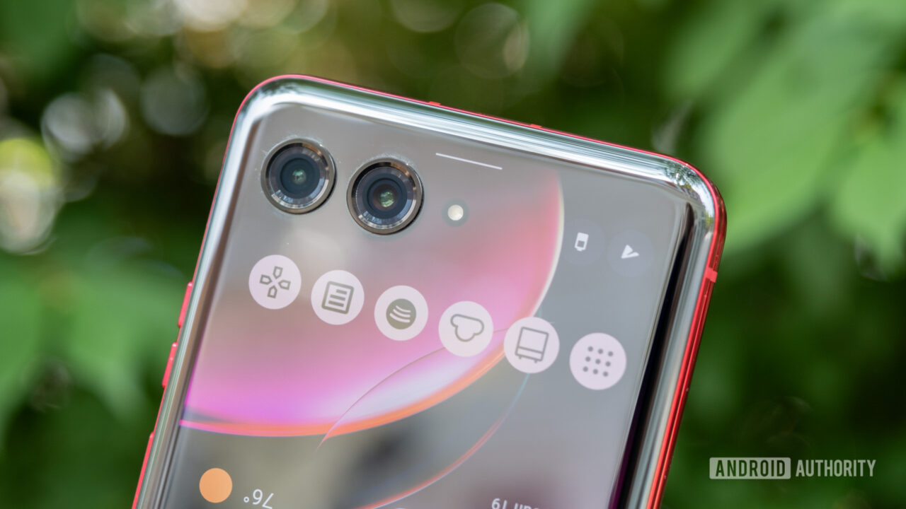 Can you use the Motorola Razr Plus fully closed? I tried for a day