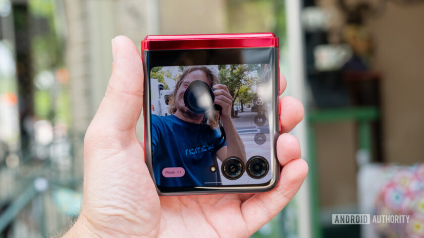 Can you use the Motorola Razr Plus fully closed? I tried for a day