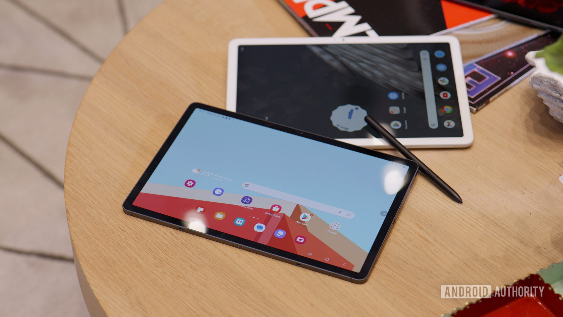 Galaxy Tab S9 and Pixel Tablet displays with S Pen006