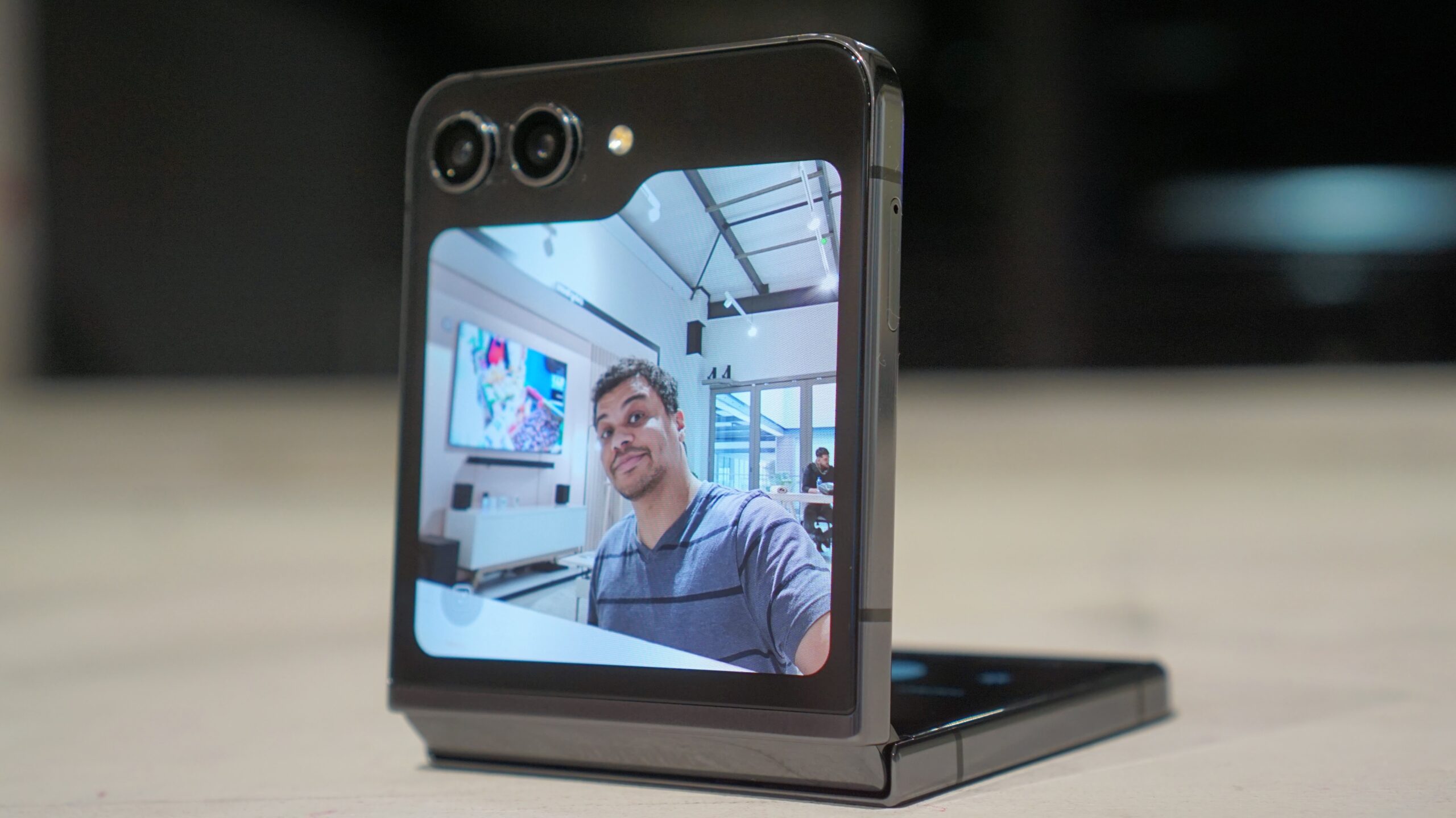 Galaxy Z Flip 5 cover screen selfie resize