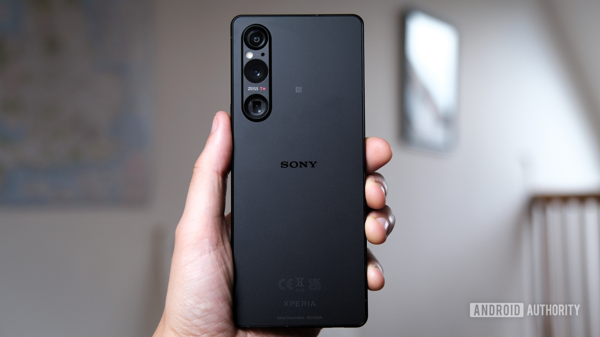 Sony Xperia 1 V back in hand