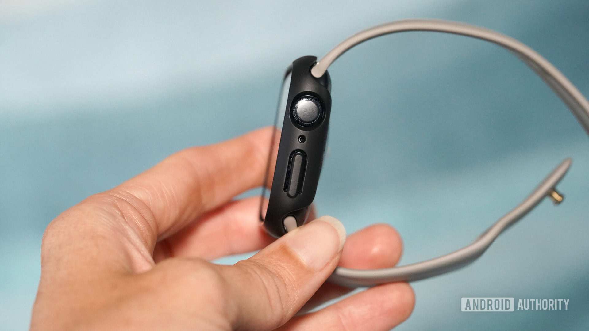 Das Spigen Thin Fit-Gehäuse verfügt über eine präzise Aussparung für die Apple Watch Digital Crown.