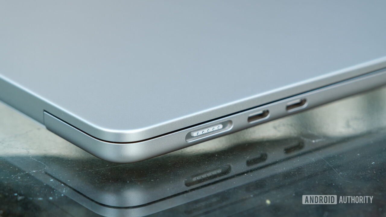 Can a MacBook Air fit into an Android addict's lifestyle? Android