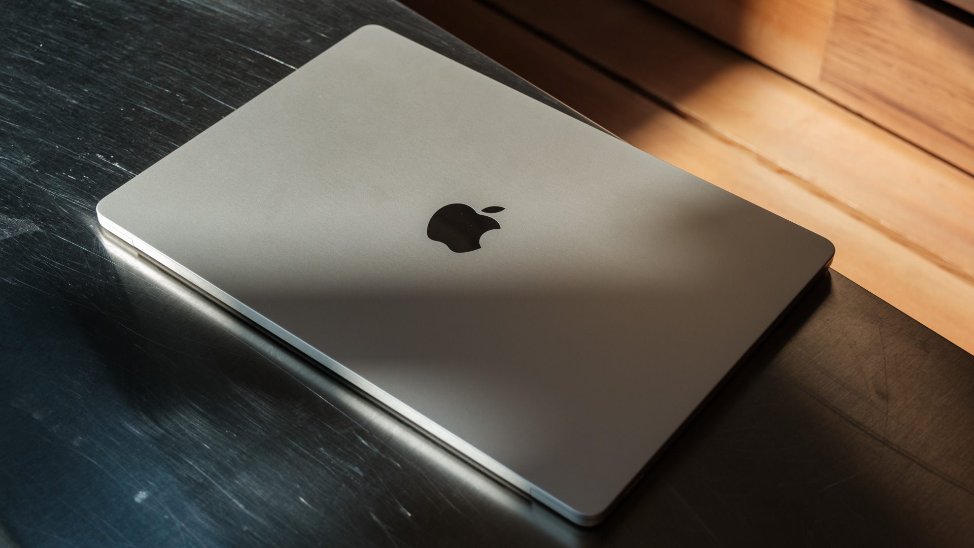 apple macbook air 15 inch closed
