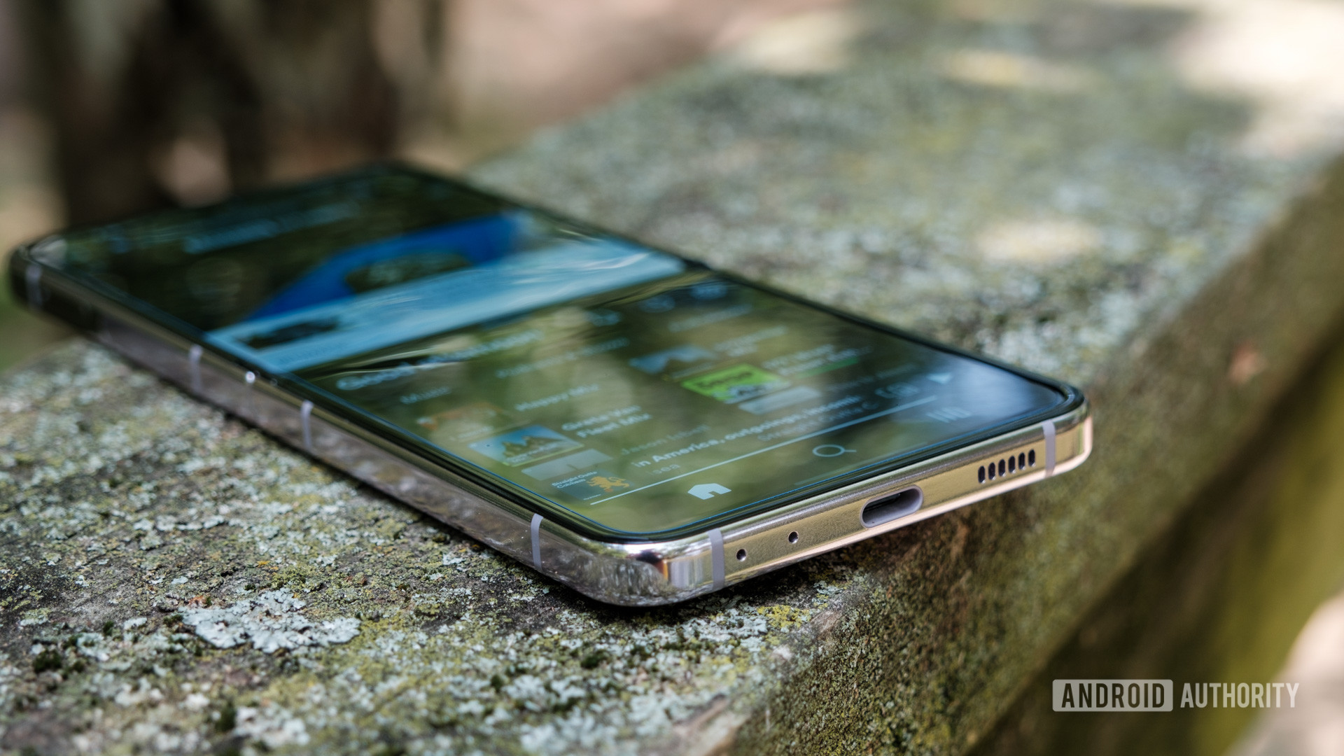 Samsung Galaxy Z Flip 5 bottom edge