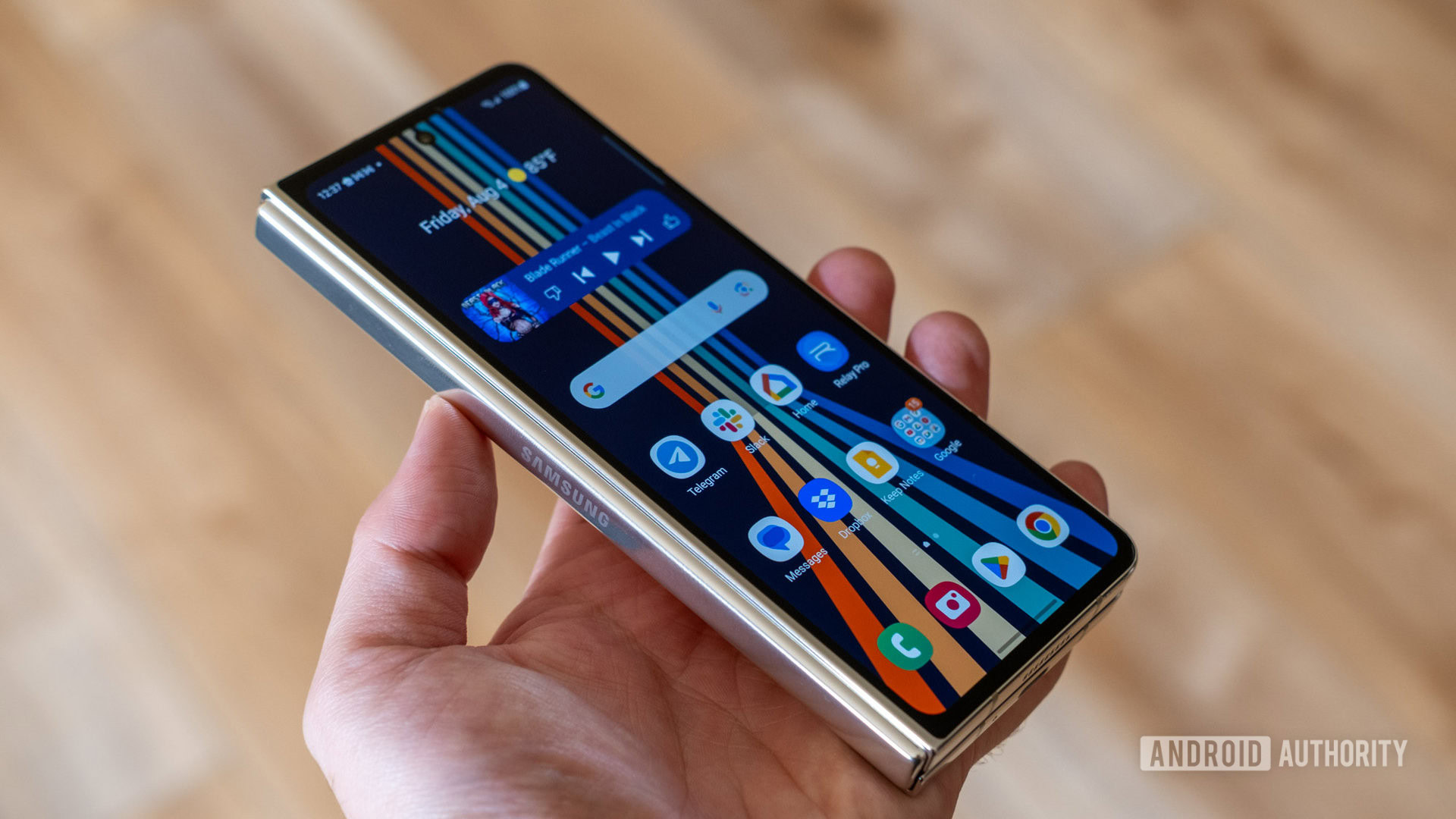 Samsung Galaxy Z Fold 5 dobrado na mão