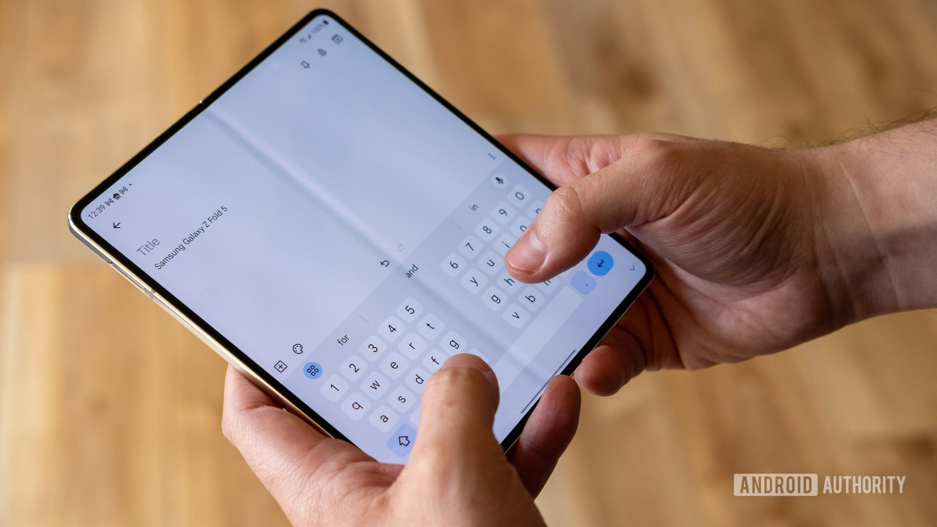 Escritura del Samsung Galaxy Z Fold 5 desplegada