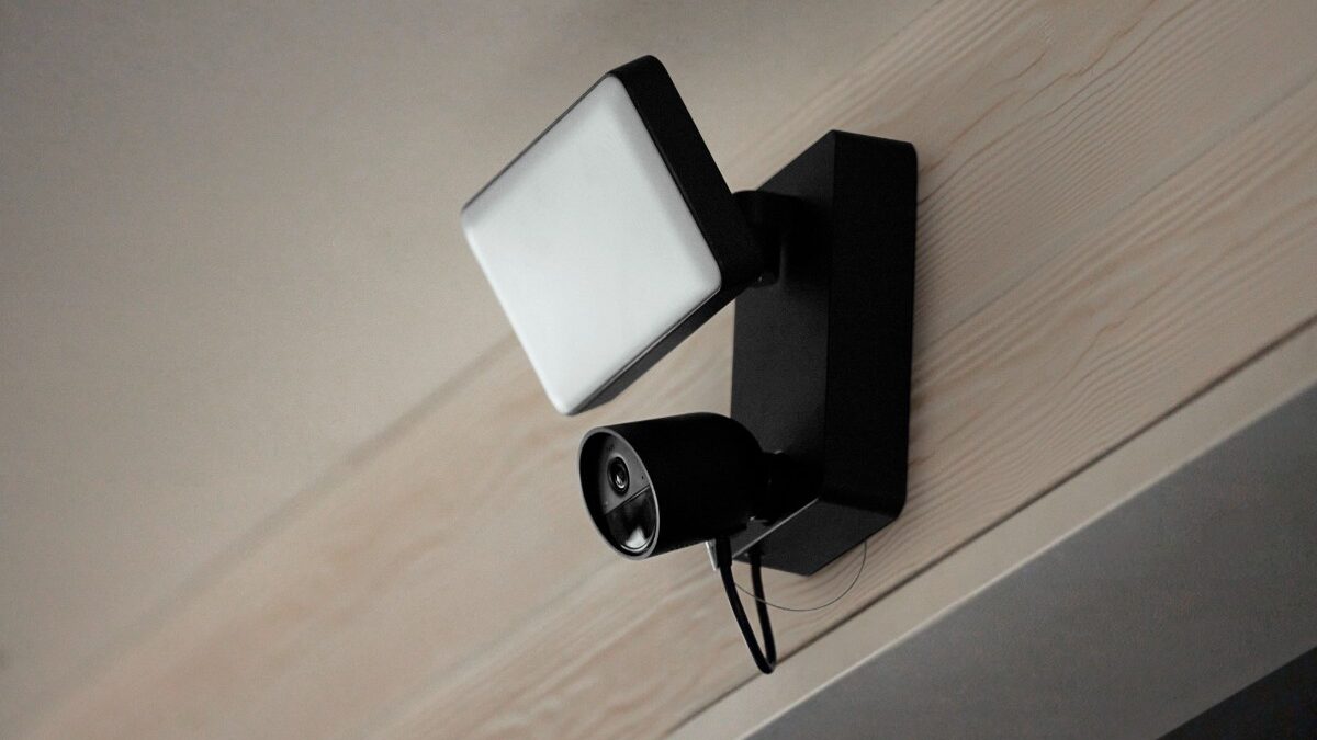 philips hue secure floodlight camera 2