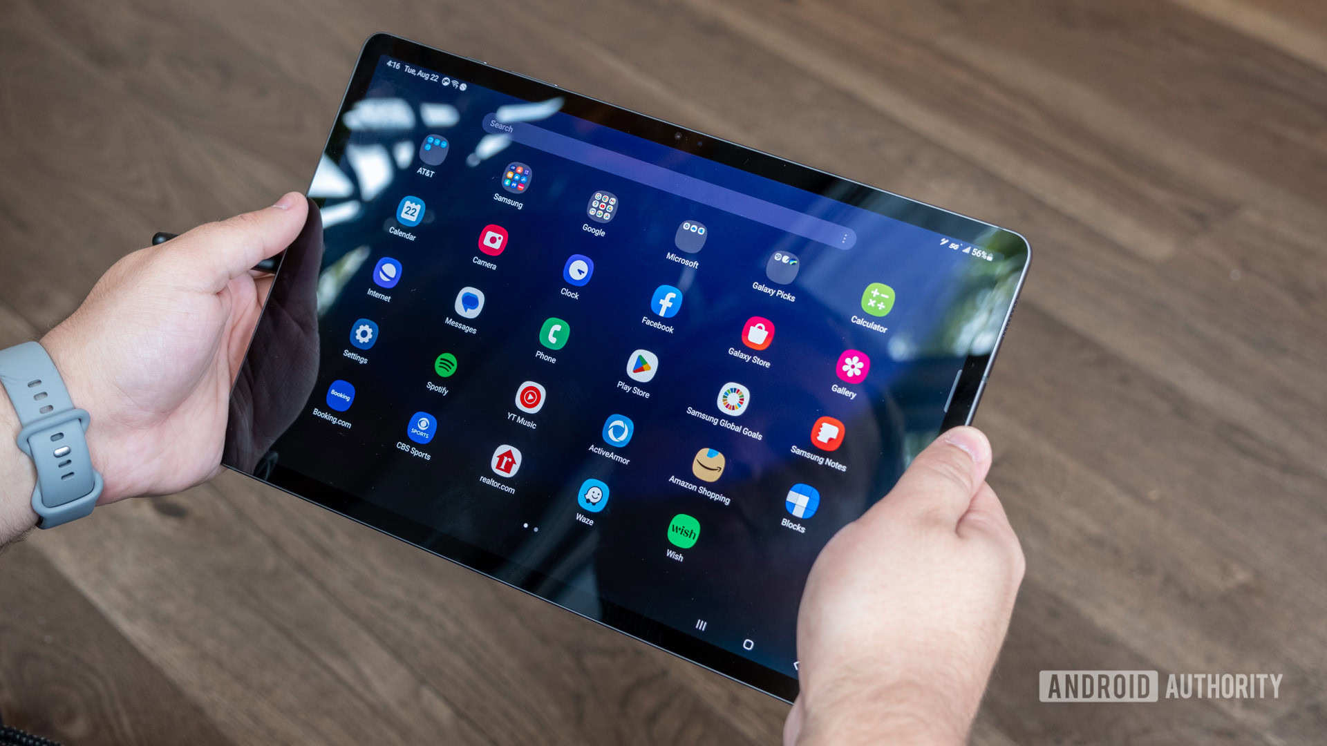 samsung galaxy tab s9 plus cajón de aplicaciones en la mano